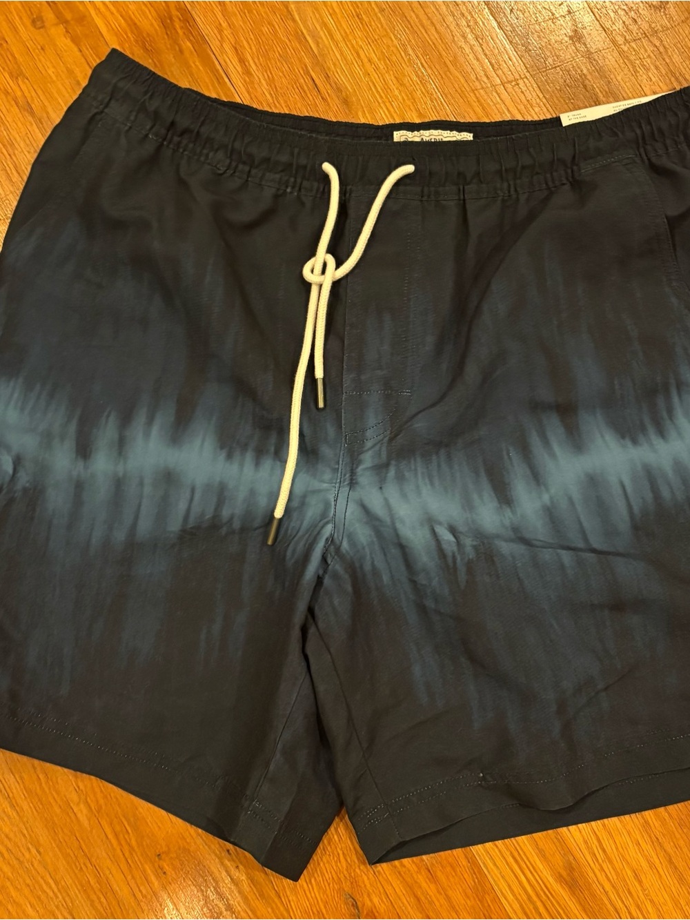 NWT Men’s American Eagle 7” Swim Trunks Navy Blue ombré size Medium